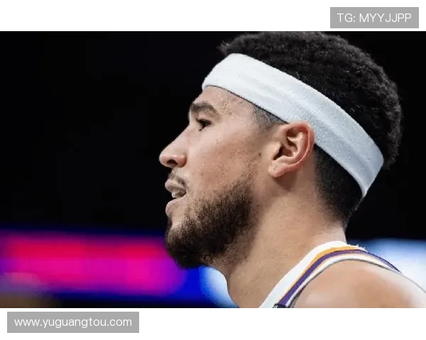 布克表现惊艳第三节独得16分全场砍下33分5板7助助球队取胜